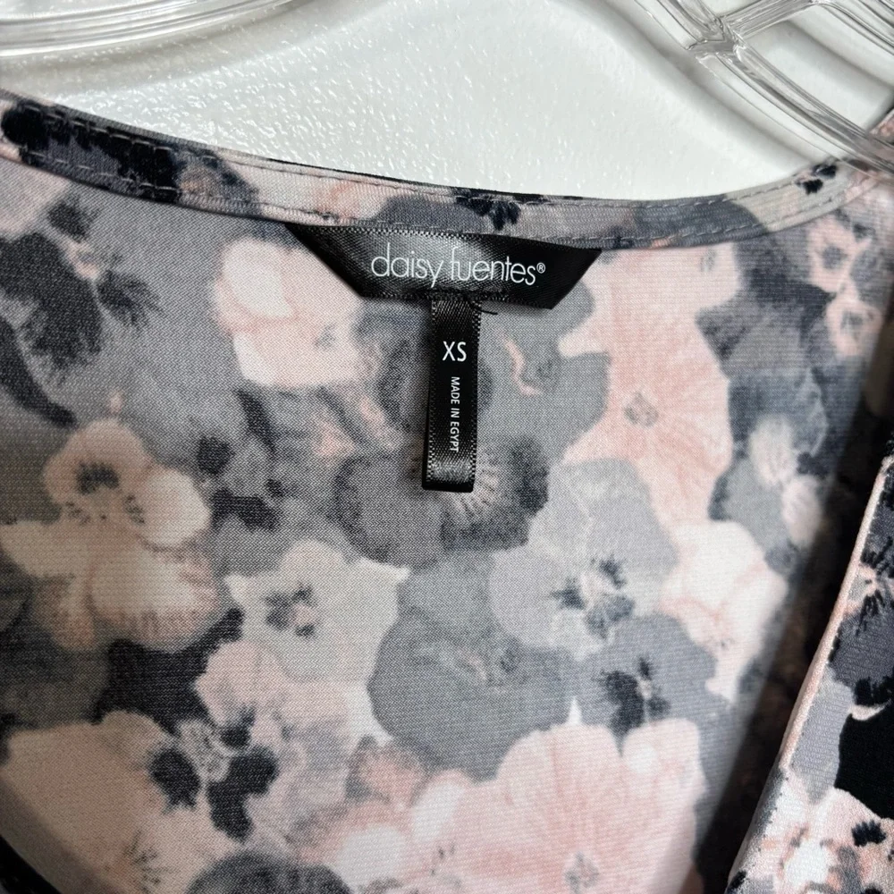 Daisy Fuentes Floral Twist Front Top XS — Pink Gray Black Short Sleeve Blouse - Picture 6 of 7
